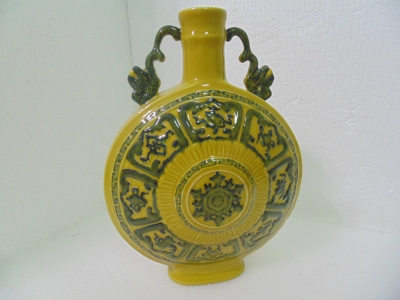 康熙年製黃琺瑯彩底暗八仙圖騰抱月瓷瓶