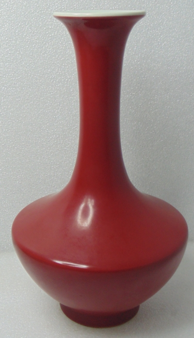 大清乾隆年製豇豆紅釉彩聚撒形瓷瓶