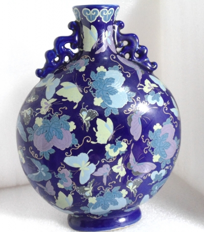 康熙年製靛藍琺瑯彩底彩繪彩蝶瓜果扁瓷瓶(抱月瓶)