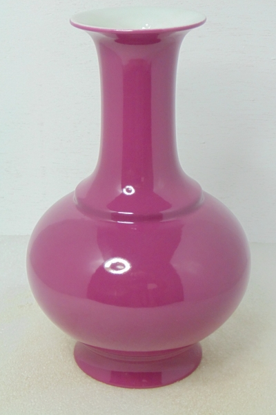 靛紅釉彩天球瓶