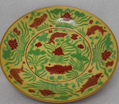 大明成化年製黃琺瑯彩底繪鱖鯉蓮藻水生族群瓷盤