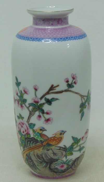 雍正御製粉彩繪月季花鳥並御題詩句瓷瓶