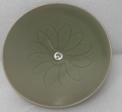定窯綠釉彩蓮瓣紋斗笠瓷碗