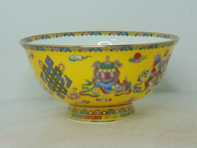 乾隆年製黃琺瑯彩錦底繪暗八仙圖騰吉祥瓷碗