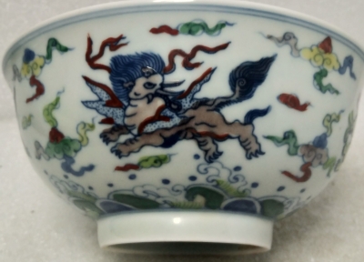 大明成化年製鬥彩繪海獸瓷碗
