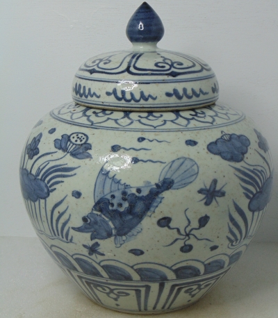 明麻倉土製青花釉彩繪鱖鯉蓮藻有蓋瓷缸