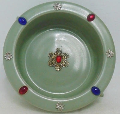 宋汝窯梅青釉彩妝飾紅藍寶石和題詩句帽型瓷皿
