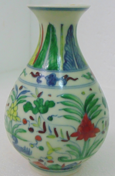 明成化年製鬥彩五色釉繪菱蓮水禽玉淨瓷瓶