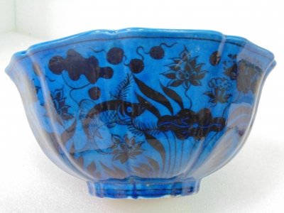 成化年製霽藍釉彩錦墨藍釉繪繪魚藻八 稜倭角瓷碗(修補版)