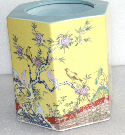 雍正官窯六角柱型瓷胎黃琺瑯釉錦地文書罐