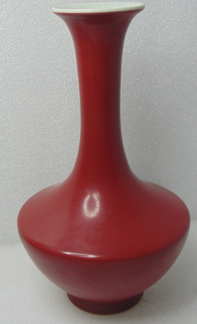 大清乾隆年製豇豆紅釉彩聚撒形瓷瓶
