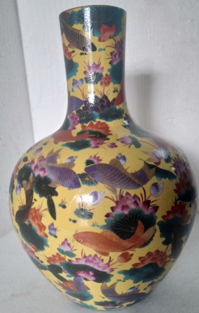 大清乾隆御製乳白料件(早期玻璃材料) 製琺瑯彩繪鱖鯉蓮荷天球瓶