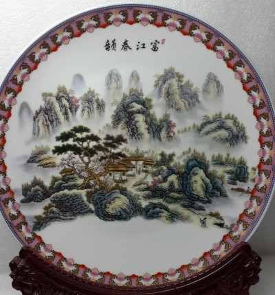 清乾隆年製國畫山水景觀瓷盤