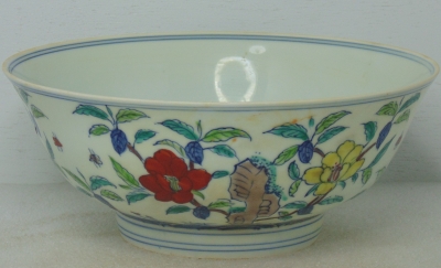大明成化年製超薄通透鬥彩繪花卉福石蜜蜂瓷碗