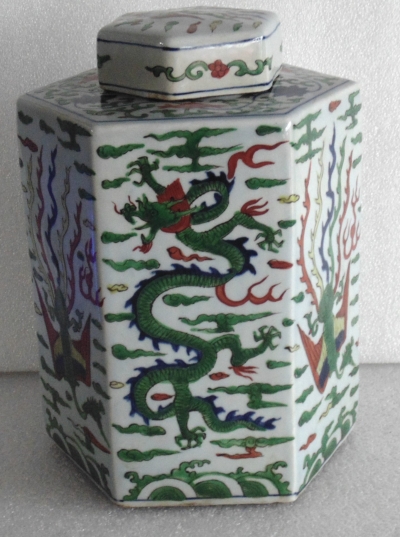 大明萬曆年製有蓋龍鳳六稜彩瓷罐