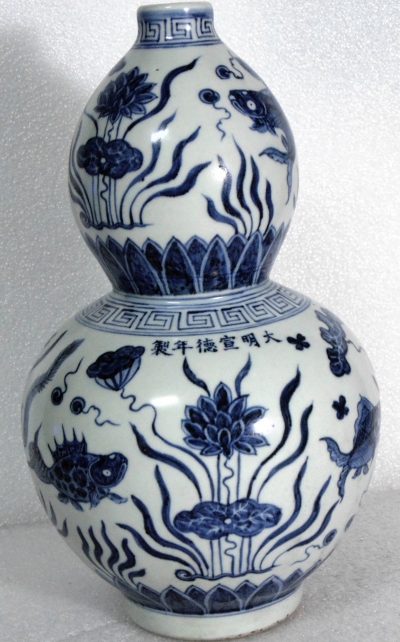 大明宣德年製水生動植物族群青花葫蘆瓷瓶