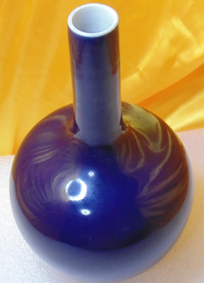 大清康熙年製霽藍釉彩細口長頸天球瓷瓶