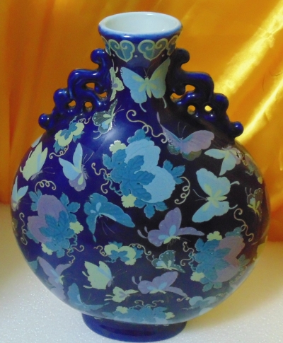 康熙年製雙螭龍瓷耳琺瑯彩繪瓜果蝴蝶扁瓶