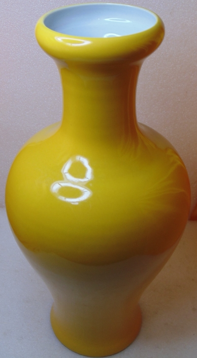 大清康熙年製鵝黃琺瑯彩外撇又縮口觀音瓷瓶