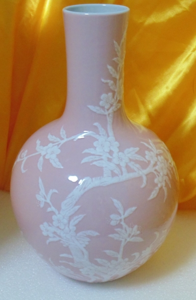 乾隆官窯粉紅琺瑯彩堆白釉泥直頸天球瓷瓶