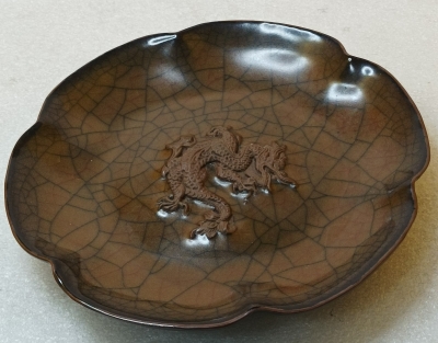 宋朝哥窯褐色釉彩瓷盤心 雕龍葵花形瓷盤