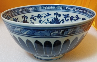 大明宣德年製青花釉繪連枝花卉瓷碗