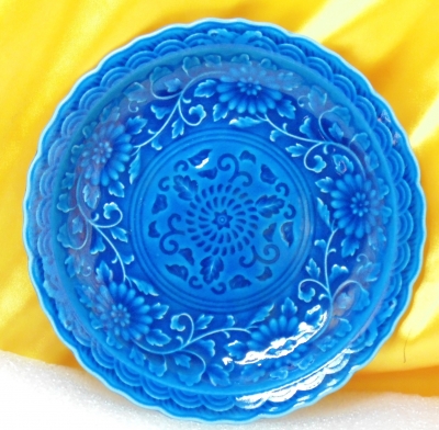 大清雍正年製寶石藍釉彩浮雕刻花之葉瓷盤